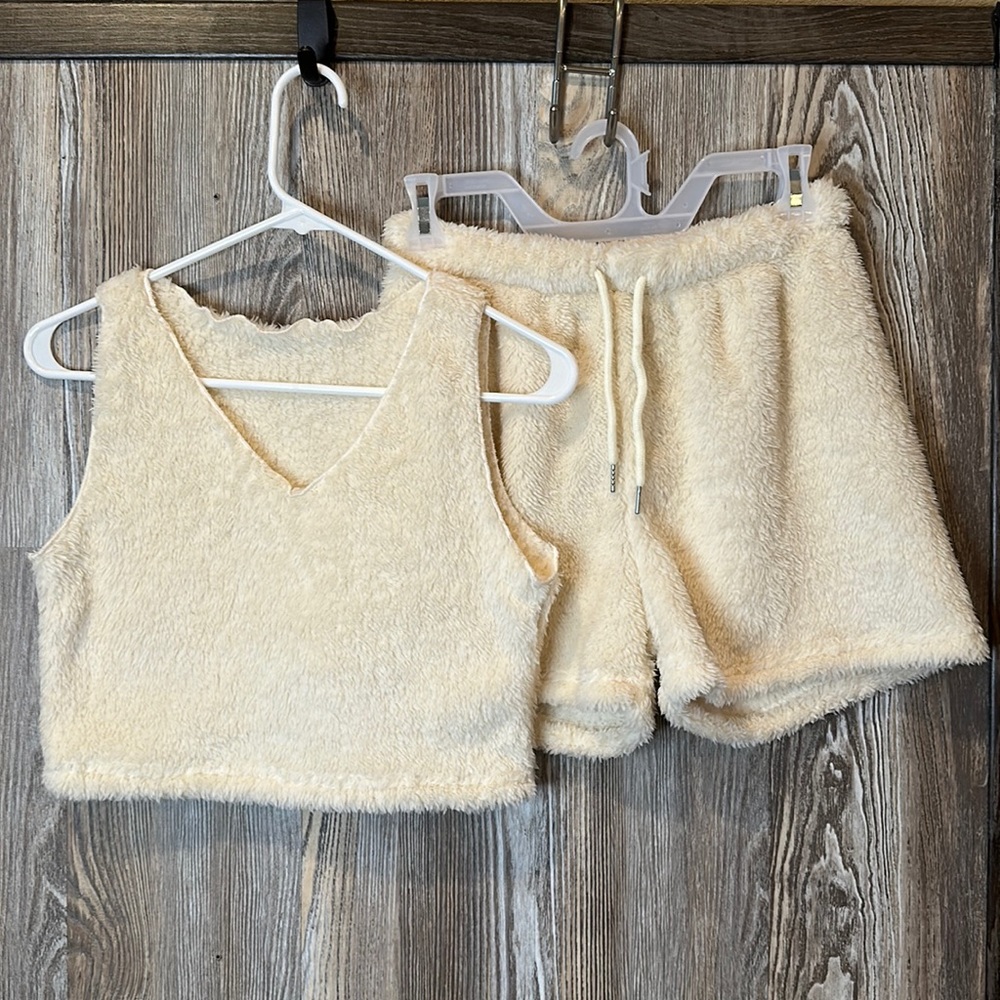 NWOT 2 piece fuzzy pajama set in off white. L